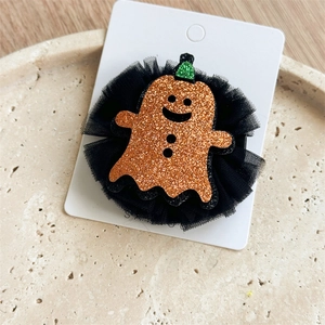 Détail d'une pince à cheveux fantôme à paillettes orange avec tulle noir sur carte