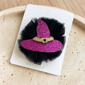 Détail de pince à cheveux chapeau de sorcière violet avec paillettes et tulle noir