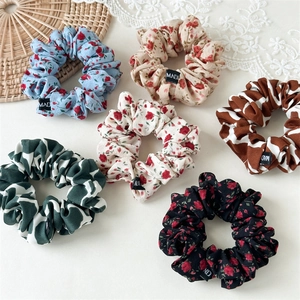 Lot de 6 chouchous en mousseline à motifs floraux et imprimé vache sur fond blanc pur