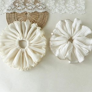 Ensemble élégant de chouchous plissés blanc cassé et noirs avec bords à volants ondulés