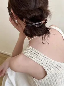 Makroaufnahme der durchscheinenden Bananen-Haarspange im Schildpatt-Look mit Cut-outs