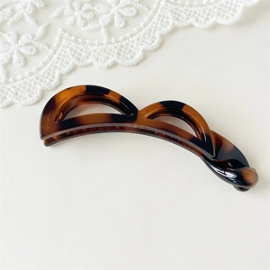 Detailansicht der Haarspange aus Harz mit Schildpattmuster und elegantem Bogen-Design
