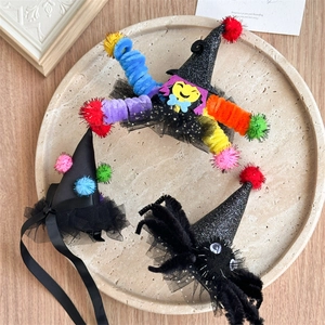 Vue détaillée de barrettes d'Halloween avec chapeaux de sorcière, araignées et rubans