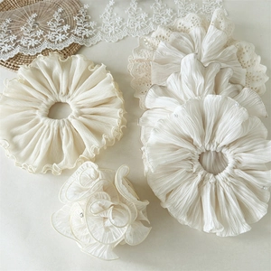 Lot de chouchous ivoire élégants avec perles fantaisie et tissu en mousseline plissée