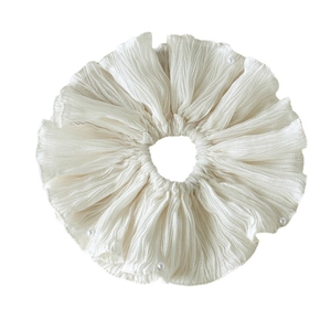 Chouchou blanc style français en tissu plissé avec perles sur fond blanc uni