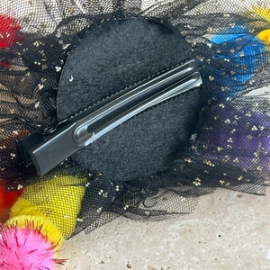 Vue détaillée de la pince crocodile en métal et du filet noir sur une barrette d'Halloween