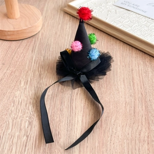 Détail pince à cheveux chapeau de sorcière noir avec pompons colorés et dentelle