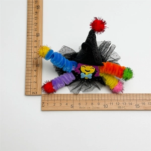 Détail de la barrette chapeau de sorcière Halloween avec résille et spirales multicolores