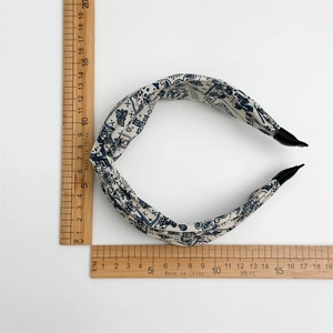 Diadema de moda con estampado de amebas y diseño de nudo sobre fondo blanco