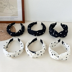 Detalle de seis diademas de tela con lunares, estilos anudados en blanco y negro