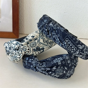 Juego de tres diademas anudadas con estampado paisley en estilo vintage bohemio chic
