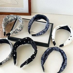 Conjunto de diademas de tela con nudo y motivos de cachemira y lunares en exposición