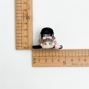 Detailansicht der 5cm Größe der niedlichen Haarspange mit Cartoon-Mädchen-Motiv
