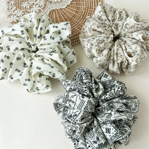 Dreiteiliges Set Scrunchies mit Blumenmuster und Paisley-Motiv auf edler Spitze