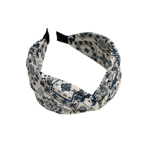 Diadema bohemia anudada con estampado de cachemira vintage azul marino y crema