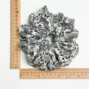 Eleganter Paisley-Haargummi in Schwarz-Weiß, 15 cm Durchmesser, florales Design