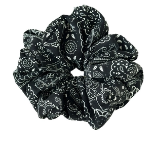 Eleganter Vintage-Haargummi mit schwarz-weißem Bandana-Muster auf schlichtem weißem Hintergrund