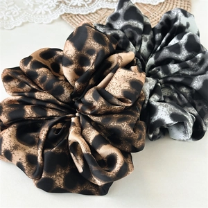 Elegant Leopard Print Satin Fabric Scrunchie Vintage Ruffled Elastic Hair Tie For Women Daily Hair Styling Accessories