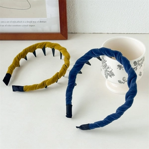Detail of vintage velvet headband set with inner teeth in mustard yellow and navy blue