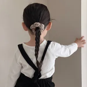 Braunes kariertes Scrunchie für Mädchen mit Bären-Anhänger und süßem Herbst-Design