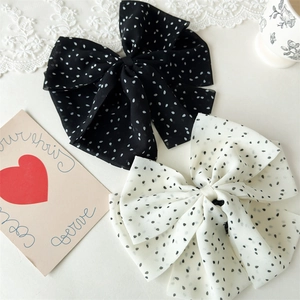 Barrettes à cheveux à pois en mousseline noire et blanche sur fond de dentelle élégante