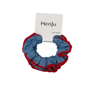 Blaue Denim-Haargummis mit rotem Wellenrand auf Karte für hohen Pferdeschwanz