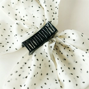 Pince à cheveux avec nœud en mousseline à pois blanc et noir de style élégant