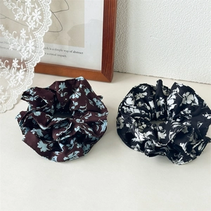 Lot de deux chouchous élégants à fleurs en marron et noir avec une texture soyeuse