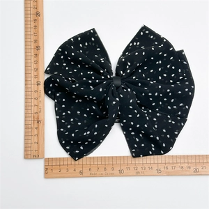 Référence de taille détaillée montrant la largeur de 18 cm de la pince à cheveux noire