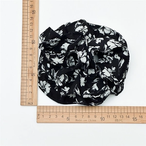 Chouchou élégant en mousseline florale noir et blanc, grand diamètre de 15cm affiché