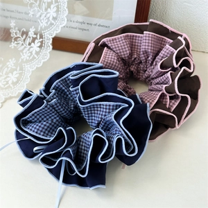 Detail von karierten Haargummis mit zweifarbigem Design und vintage koreanischem Stil