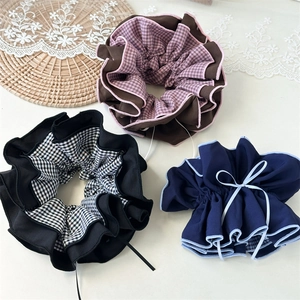 Schicke mehrfarbige Haargummis mit Karomuster und mehrlagigem Stoff-Design