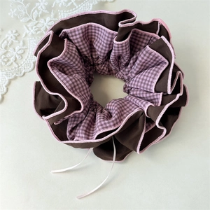 Detailansicht Haargummi mit braunem Karomuster und rosa Bändern für Damen-Accessoires