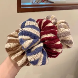 Lot de quatre chouchous en maille rayée rouge, bleu, gris et marron pour cheveux