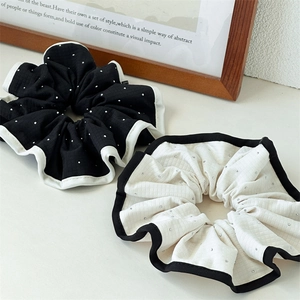 Chouchous élégants à carreaux noirs et blancs avec de subtiles textures à pois délicats
