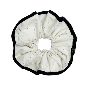 Chouchou gaufré blanc avec strass argentés et bordure noire élégante pour femmes
