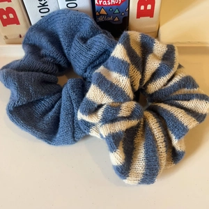 Détail de chouchous en tricot à rayures bleues et blanches avec texture tissée souple