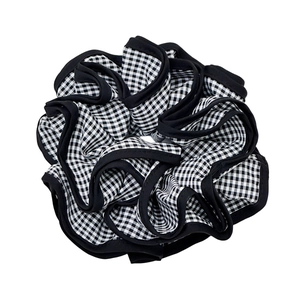 Elegante elastico scrunchie oversize a quadretti bianchi e neri con bordi rifiniti nero