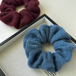 Gros plan de chouchous en tricot rouge et bleu avec une texture douce en mohair