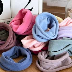 Texture dettagliata di elastici per capelli senza cuciture in colori Morandi su legno