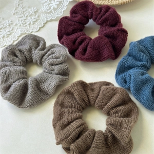 Lot de quatre chouchous en maille rayée, couleurs gris, bordeaux, bleu et marron