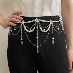 Elegante catena in vita a più strati con perle, fiori di cristallo e nappe argentate