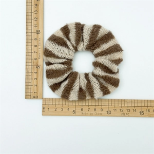 Détail d'un chouchou tricoté rayé de 10 cm montrant la texture élastique et la taille