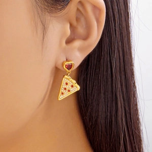 Détail d'une boucle d'oreille pizza créative avec zircon coeur rouge et cristaux sur mannequin