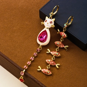 Boucles d'oreilles asymétriques chat et poisson avec strass roses et pompons dorés