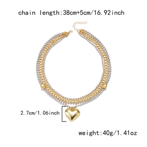 Détail du collier multi-rangs avec pendentif cœur doré montrant les dimensions exactes