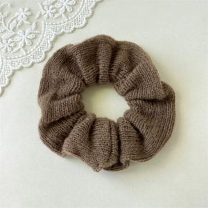 Détail du chouchou en maille peluche marron foncé avec une texture en mohair