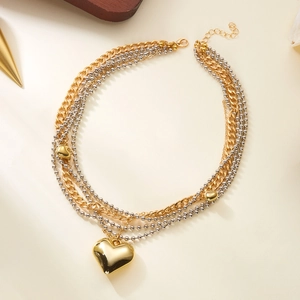 Élégant collier multicouche à pendentif cœur doré avec mélange de perles et de maille
