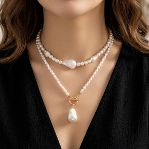 Collier Multi-rangs En Künstliche Perles Baroques Fermoir Alliage Pendentif Irrégulier Bijoux De Luxe Élégants Pour Femmes Mode