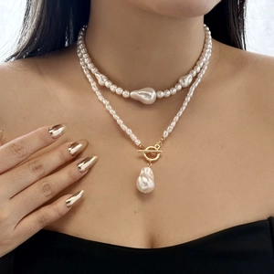 Collier double rang en perles baroques avec fermoir à bascule doré sur un mannequin